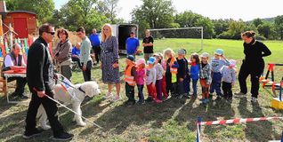 Interessiert hören die Kinder wie Kurt Brei erzählt, geführt von seinem Blindenführhund Lando.